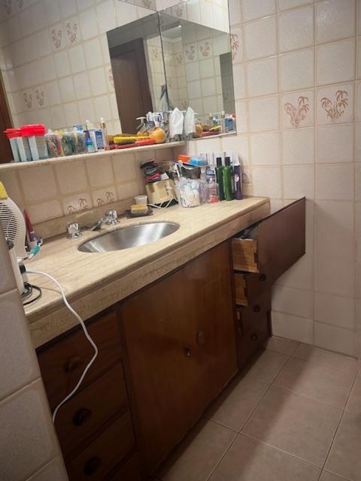 Muy Buen Semipiso de 4 ambientes con dependencia al Frente. Cochera y Baulera!
