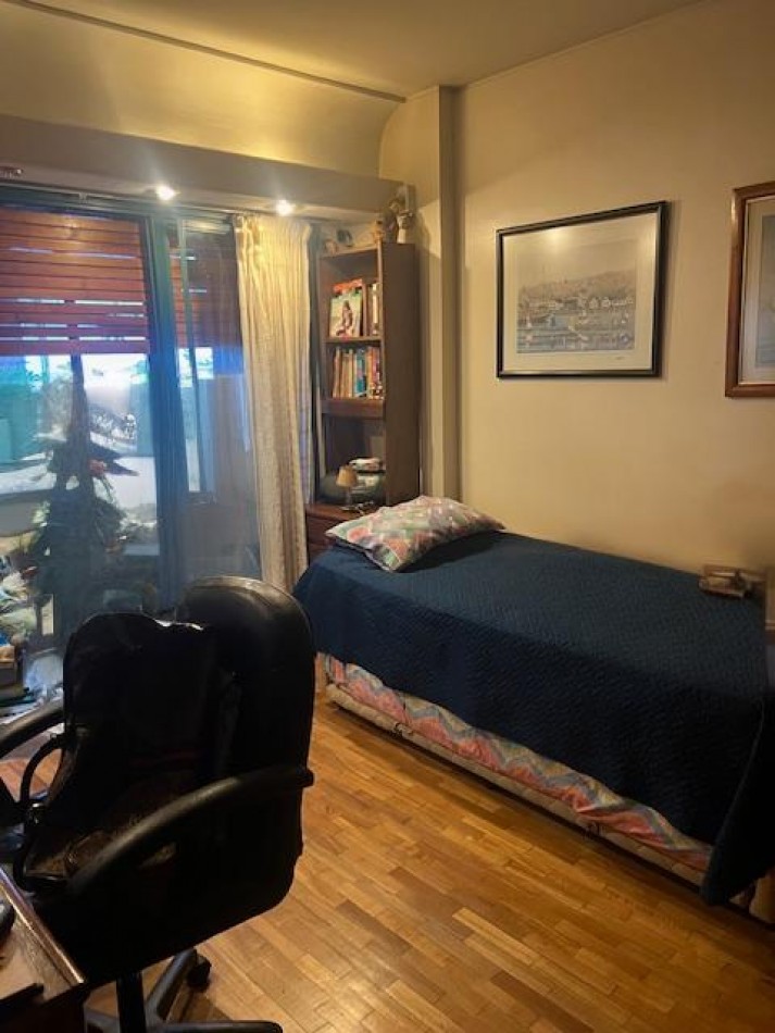 Muy Buen Semipiso de 4 ambientes con dependencia al Frente. Cochera y Baulera!