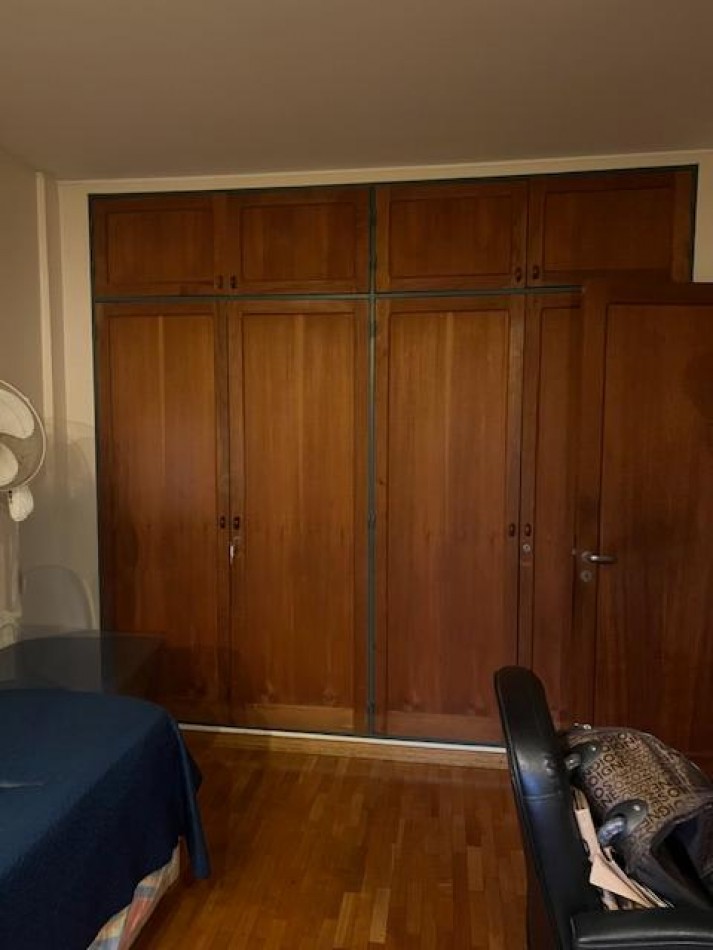 Muy Buen Semipiso de 4 ambientes con dependencia al Frente. Cochera y Baulera!