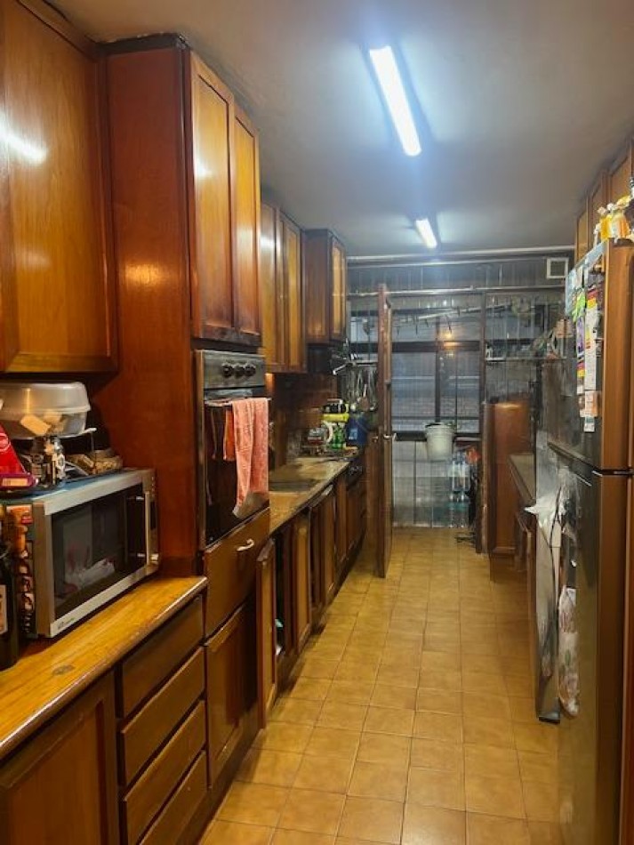 Muy Buen Semipiso de 4 ambientes con dependencia al Frente. Cochera y Baulera!