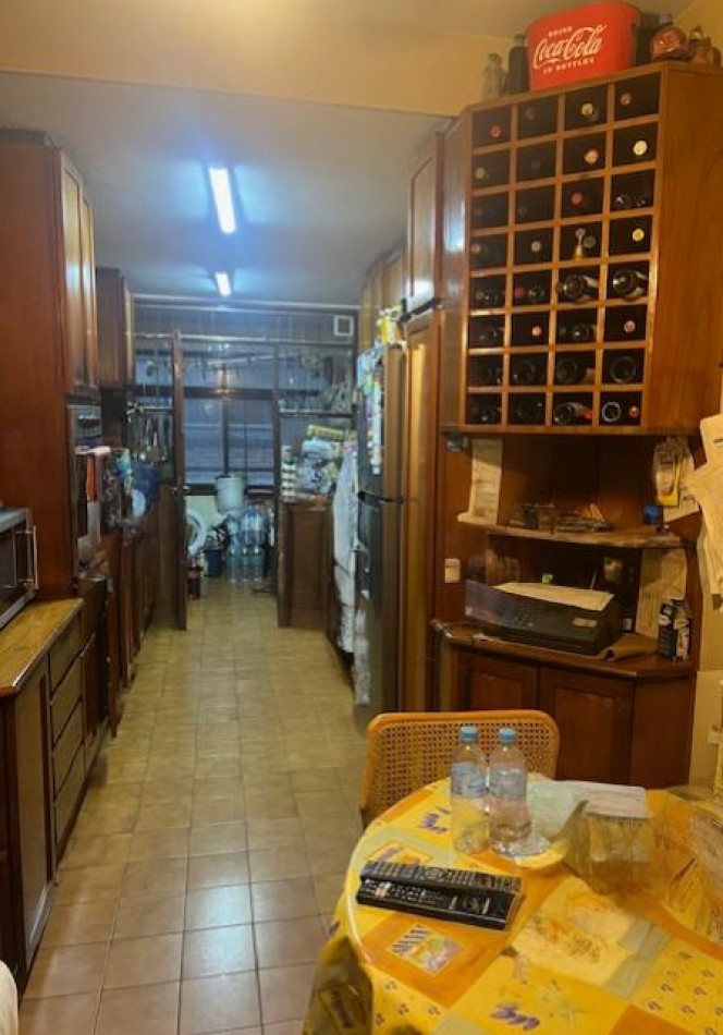Muy Buen Semipiso de 4 ambientes con dependencia al Frente. Cochera y Baulera!
