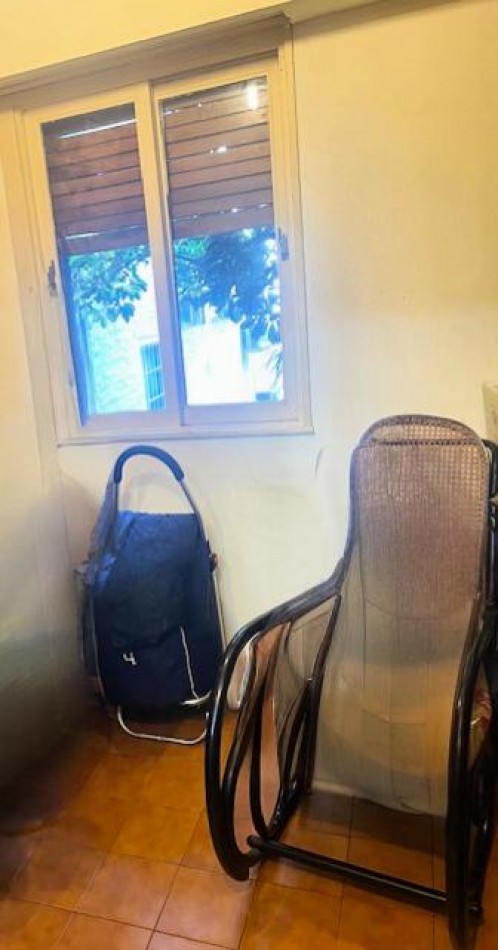 Muy Buen Semipiso de 4 ambientes con dependencia al Frente. Cochera y Baulera!