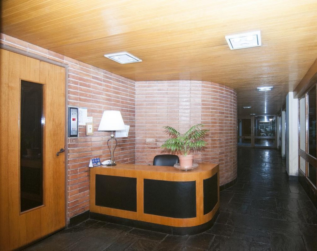 Muy Buen Semipiso de 4 ambientes con dependencia al Frente. Cochera y Baulera!