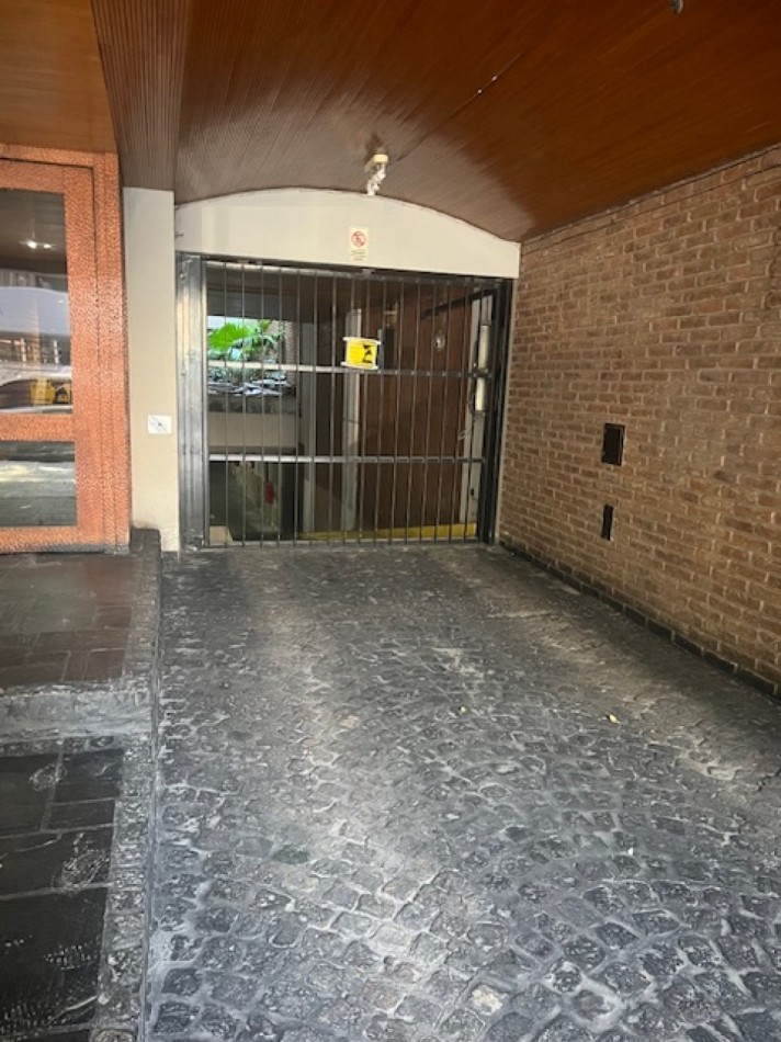 Muy Buen Semipiso de 4 ambientes con dependencia al Frente. Cochera y Baulera!