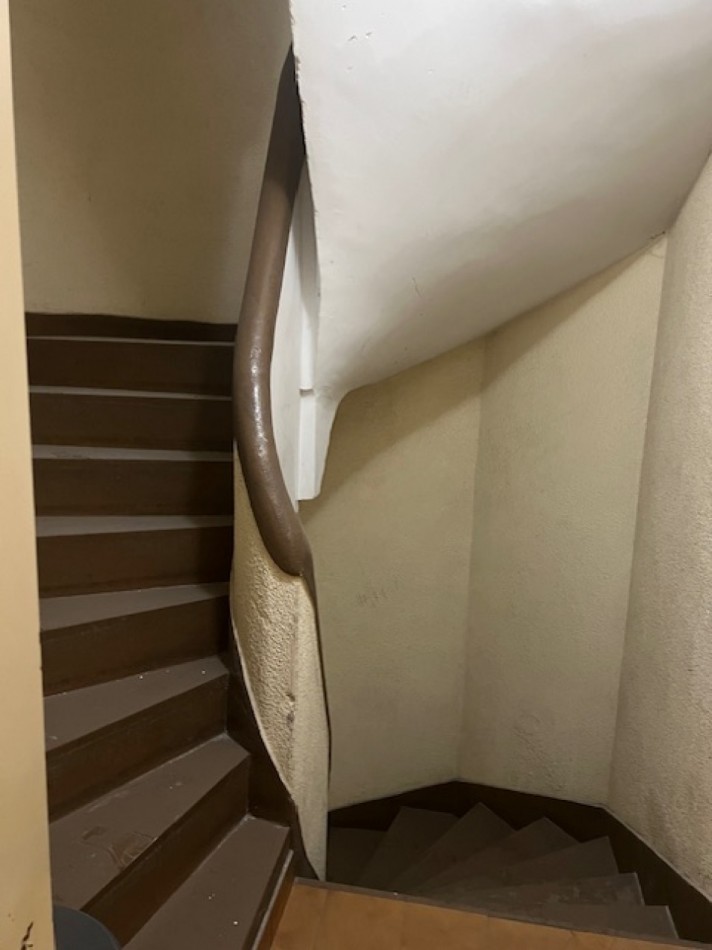 Muy Buen Semipiso de 4 ambientes con dependencia al Frente. Cochera y Baulera!