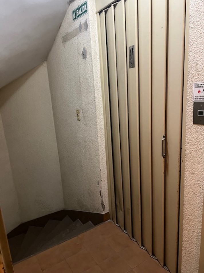 Muy Buen Semipiso de 4 ambientes con dependencia al Frente. Cochera y Baulera!